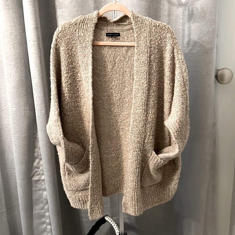 Never worn Kendall & Kylie cozy sweater w/pockets.